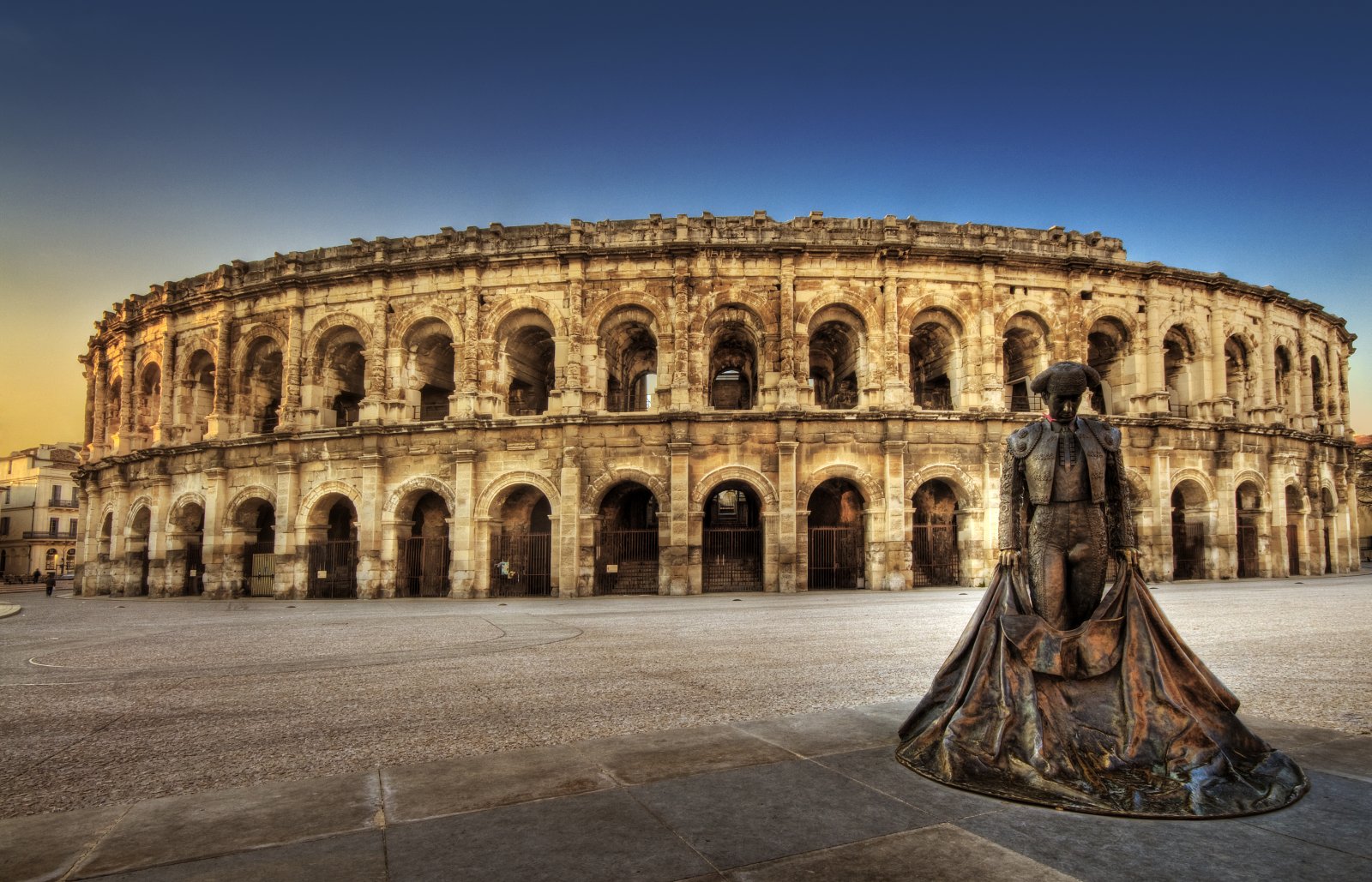Arènes de Nîmes, amphithéâtre romain et grande enceinte sportive d'Occitanie
