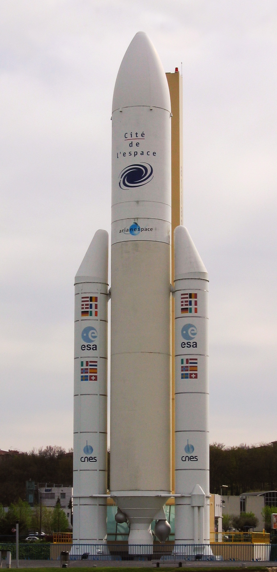 Maquette grandeur nature de la fusée Ariane 5 à la Cité de l'Espace de Toulouse