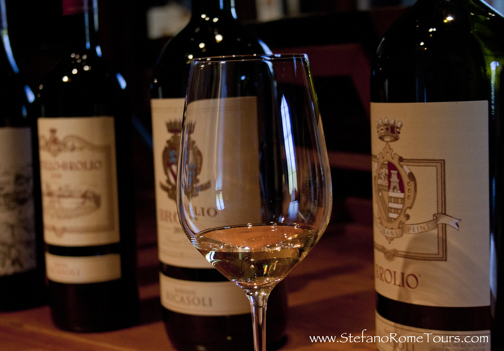 Vins du Languedoc-Roussillon : vignoble au coucher du soleil près de Montpellier