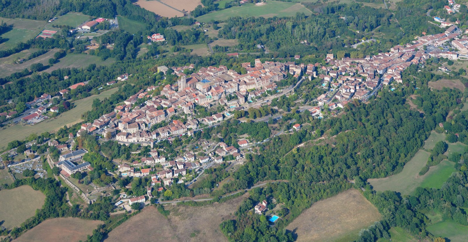 Vue aérienne de Cordes-sur-Ciel, bastide suspendue dans le Tarn