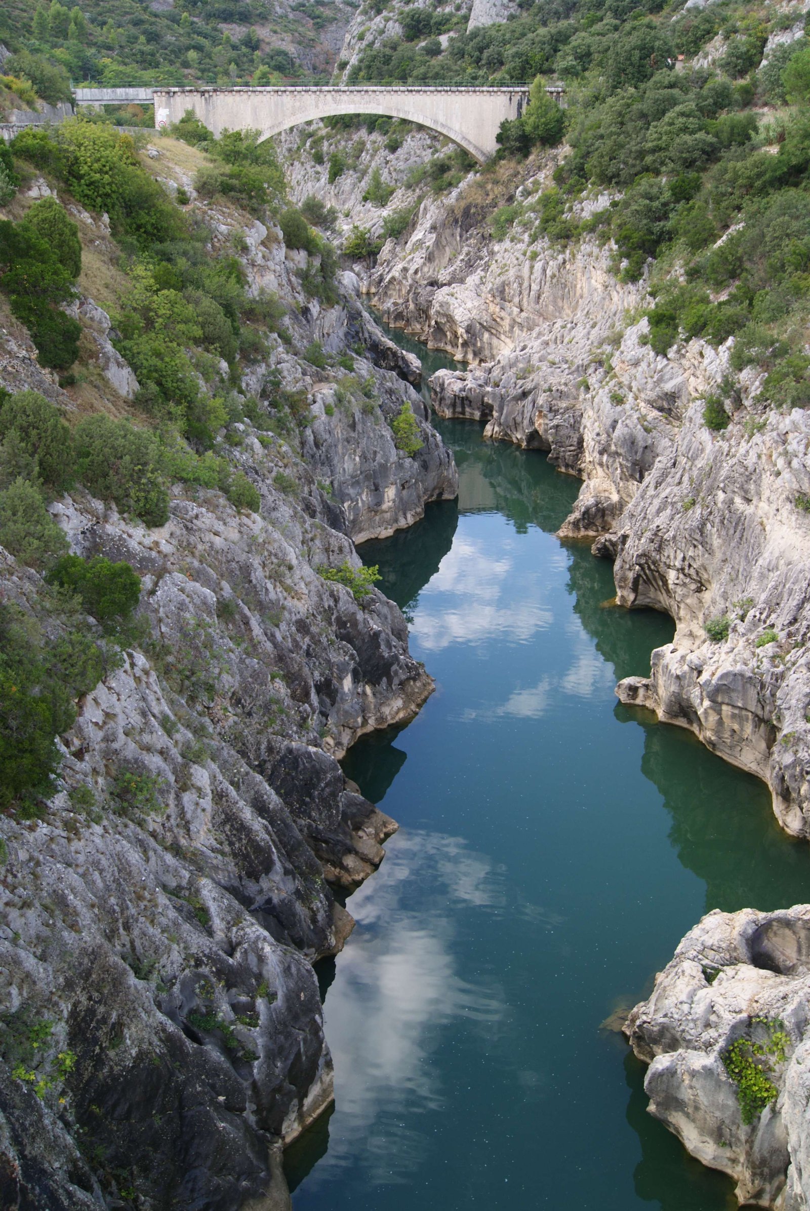 Le Pont du Diable dans les gorges de l'Hérault, site d'escalade emblématique d'Occitanie