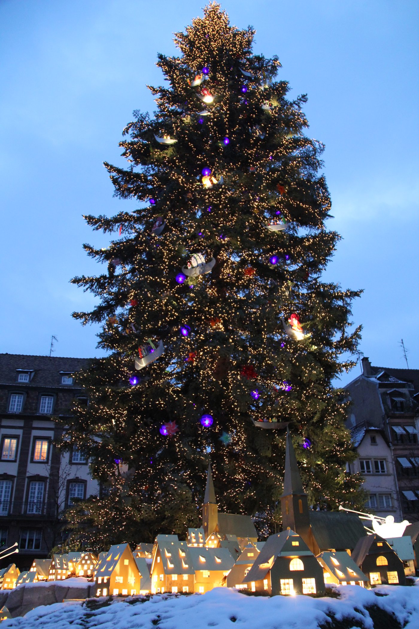 Marchés de Noël Occitanie : illuminations de la place du Capitole à Toulouse