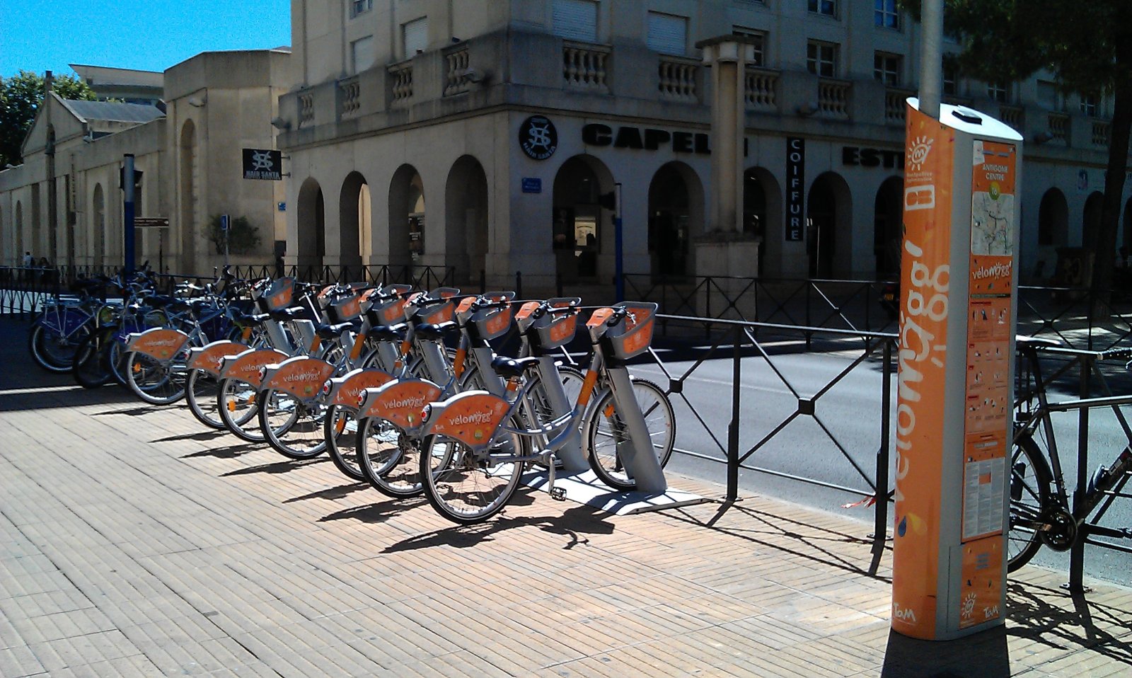 Station Vélomagg' au quartier Antigone de Montpellier, vélo en libre-service en Occitanie